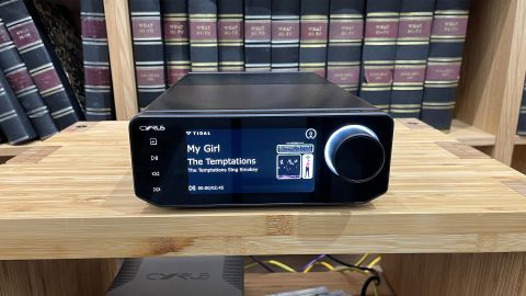 Cyrus 40 ST music streamer on wooden hi-fi rack in front of bookcase